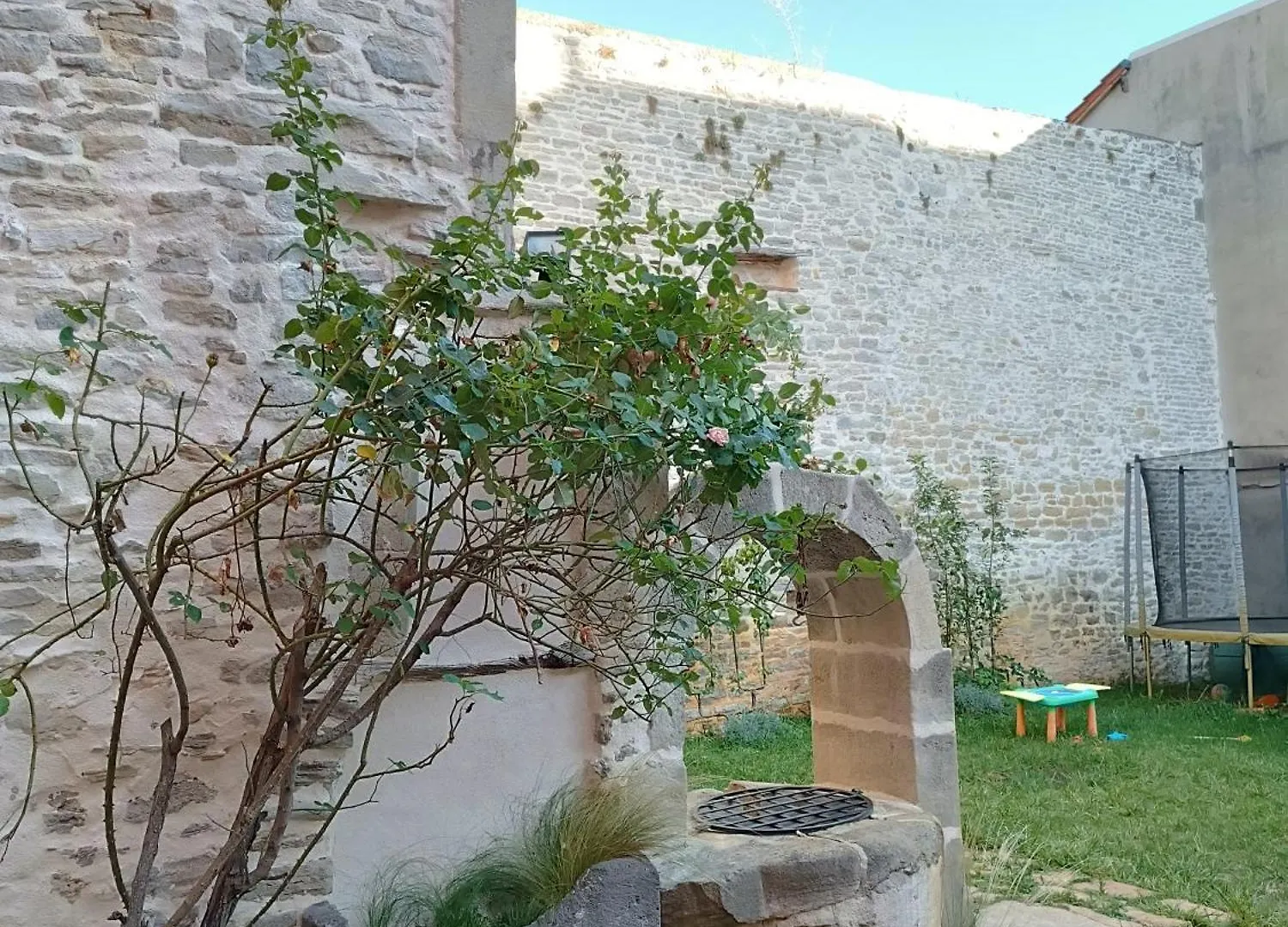 Retrouvez Votre Famille Ou Vos Amis Au Calme Villa Aigueperse  Aigueperse (Puy-de-Dome)